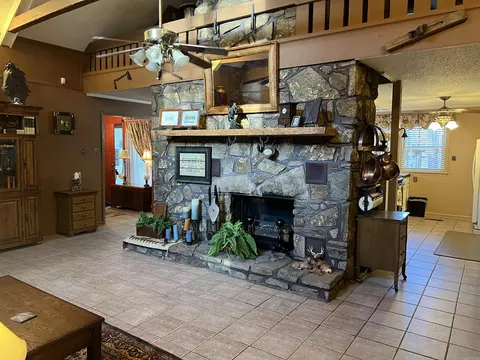 Living - 8440 Victoria Dr, Pine Bluff, AR 71603 photo 2 of 7