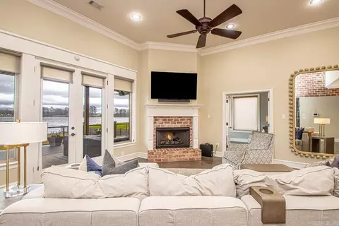 Living - 4220 Malibu, Benton, AR 72019 photo 1 of 6