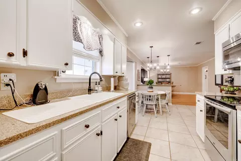Kitchen - 6 E Post Oak Dr, Conway, AR 72034 photo 4 of 5