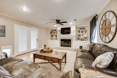 Living - 6 E Post Oak Dr, Conway, AR 72034 photo 2 of 6