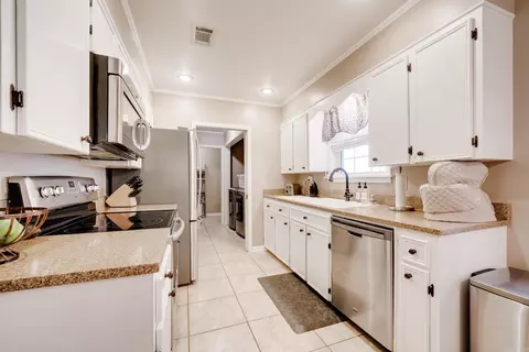 Kitchen - 6 E Post Oak Dr, Conway, AR 72034 photo 2 of 5