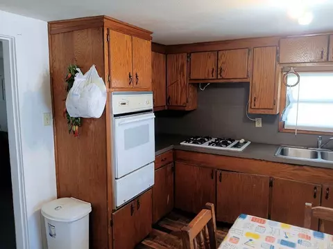 Kitchen - 809 Owens St, Malvern, AR 72104 photo 2 of 6