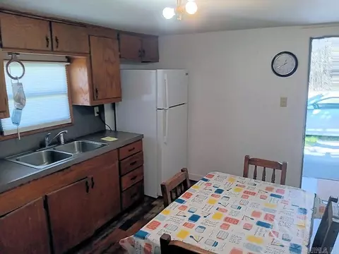 Kitchen - 809 Owens St, Malvern, AR 72104 photo 1 of 6