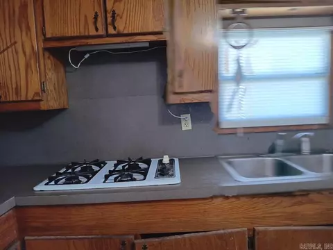 Kitchen - 809 Owens St, Malvern, AR 72104 photo 5 of 6