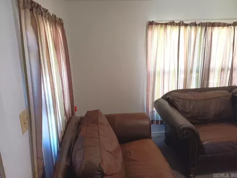 Living - 809 Owens St, Malvern, AR 72104 photo 3 of 4
