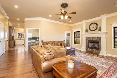 Living - 4081 Hermitage Dr, Benton, AR 72019 photo 2 of 3