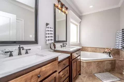Bath - 4081 Hermitage Dr, Benton, AR 72019 photo 2 of 5