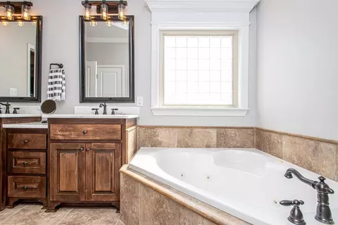 Bath - 4081 Hermitage Dr, Benton, AR 72019 photo 3 of 5