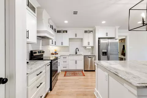 Kitchen - 2108 Ferndale Cv, Alexander, AR 72002 photo 5 of 11