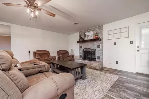 Living - 1234 Grayson Cir, Malvern, AR 72104 photo 2 of 4