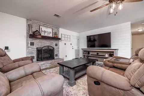 Living - 1234 Grayson Cir, Malvern, AR 72104 photo 4 of 4