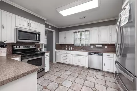 Kitchen - 1234 Grayson Cir, Malvern, AR 72104 photo 1 of 2