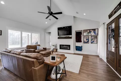 Living - 63 Mckaskle Cv, Greenbrier, AR 72058 photo 1 of 3