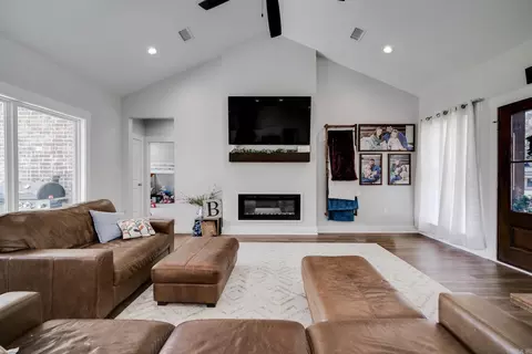 Living - 63 Mckaskle Cv, Greenbrier, AR 72058 photo 2 of 3