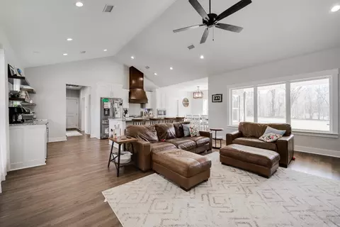 Living - 63 Mckaskle Cv, Greenbrier, AR 72058 photo 3 of 3