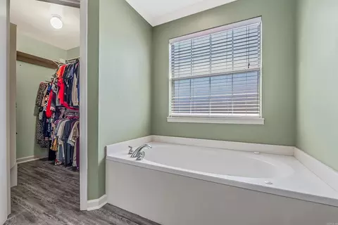 Bath - 409 Cheshire Dr, Benton, AR 72015 photo 4 of 6