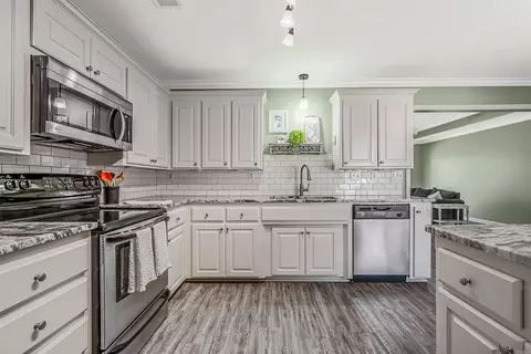 Kitchen - 409 Cheshire Dr, Benton, AR 72015 photo 5 of 5