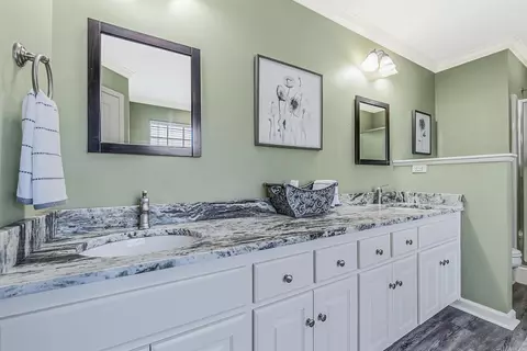Bath - 409 Cheshire Dr, Benton, AR 72015 photo 2 of 6