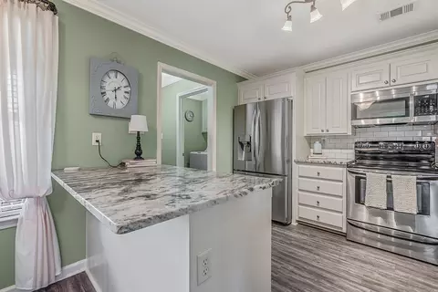 Kitchen - 409 Cheshire Dr, Benton, AR 72015 photo 2 of 5