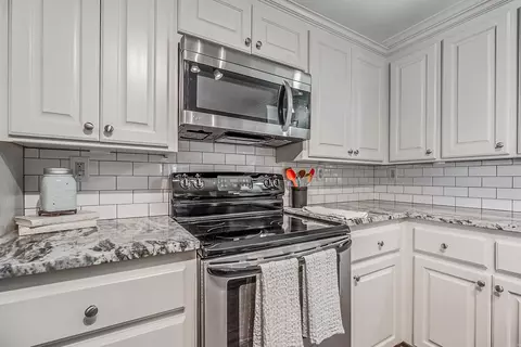 Kitchen - 409 Cheshire Dr, Benton, AR 72015 photo 4 of 5