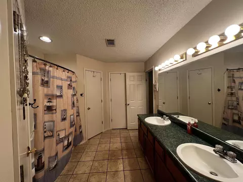 Bath - 2906 Forest Dr, Bryant, AR 72022 photo 2 of 4