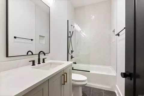Bath - 7016 Hannah Ln, Benton, AR 72019 photo 8 of 9