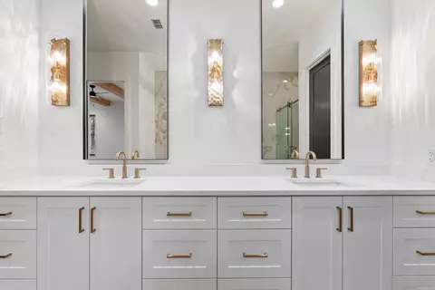 Bath - 7016 Hannah Ln, Benton, AR 72019 photo 3 of 9