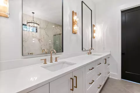 Bath - 7016 Hannah Ln, Benton, AR 72019 photo 2 of 9
