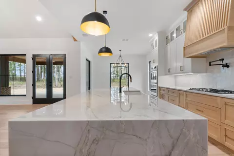 Kitchen - 7016 Hannah Ln, Benton, AR 72019 photo 5 of 11