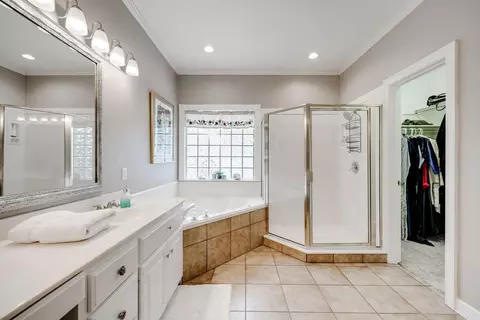 Bath - 3645 Gresham Dr, Conway, AR 72034 photo 2 of 6