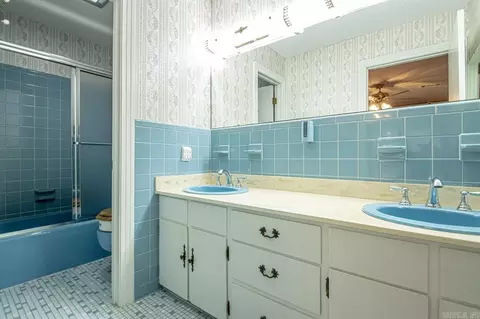 Bath - 1008 Hickory Dr, Bryant, AR 72019 photo 1 of 2