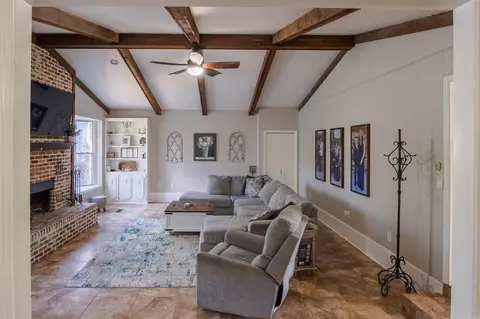 Living - 1529 Lenore Dr, Benton, AR 72019 photo 2 of 6
