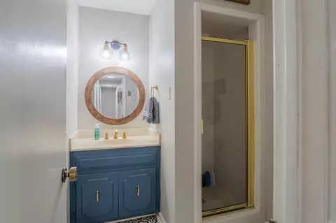 Bath - 1529 Lenore Dr, Benton, AR 72019 photo 2 of 5