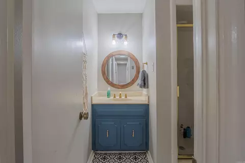 Bath - 1529 Lenore Dr, Benton, AR 72019 photo 1 of 5