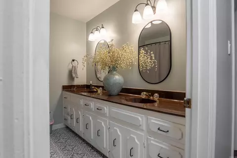 Bath - 1529 Lenore Dr, Benton, AR 72019 photo 4 of 5