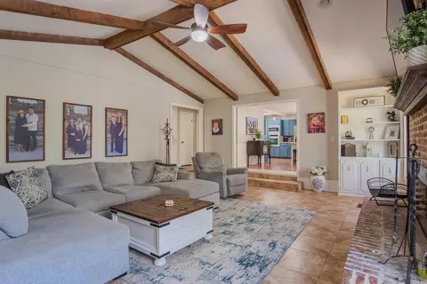 Living - 1529 Lenore Dr, Benton, AR 72019 photo 5 of 6