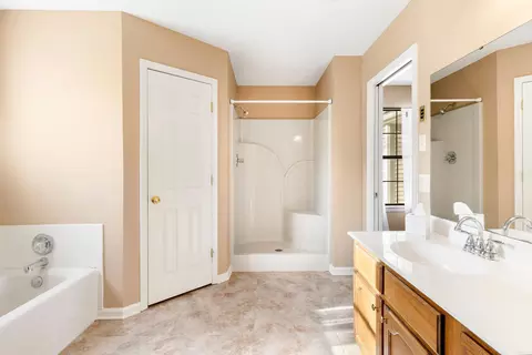 Bath - 1004 Silktree Dr, Bryant, AR 72022 photo 1 of 3