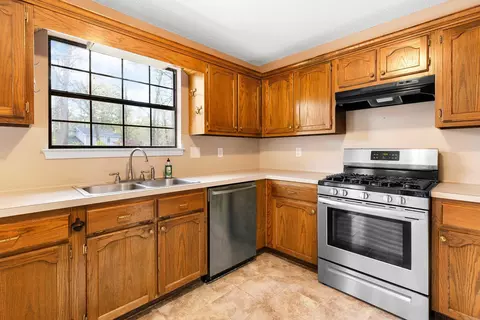 Kitchen - 1004 Silktree Dr, Bryant, AR 72022 photo 4 of 4