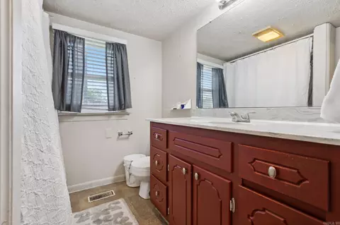 Bath - 306 E 3rd St, Lonoke, AR 72086 photo 2 of 3
