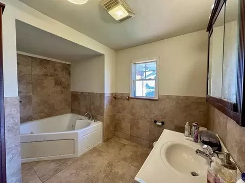 Bath - 7663 Midway Rd, Malvern, AR 72104 photo 1 of 3