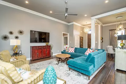 Living - 5415 Union Sq, Benton, AR 72019 photo 4 of 5