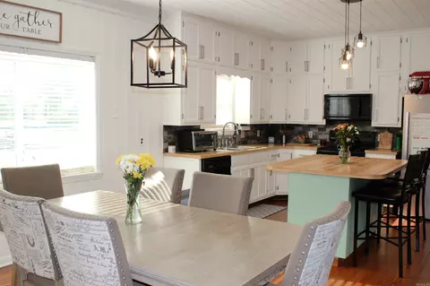 Dining - 1312 W 35th Ave, Pine Bluff, AR 71601 photo 1 of 2