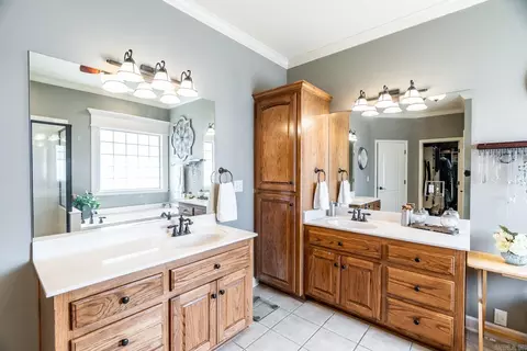Bath - 1317 Vanderbuilt Dr, Benton, AR 72019 photo 4 of 6