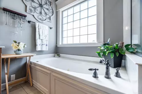 Bath - 1317 Vanderbuilt Dr, Benton, AR 72019 photo 2 of 6