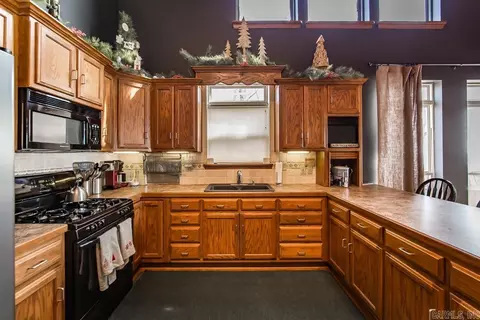 Kitchen - 80 Celtic Cir, Edgemont, AR 72044 photo 2 of 3