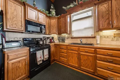 Kitchen - 80 Celtic Cir, Edgemont, AR 72044 photo 3 of 3