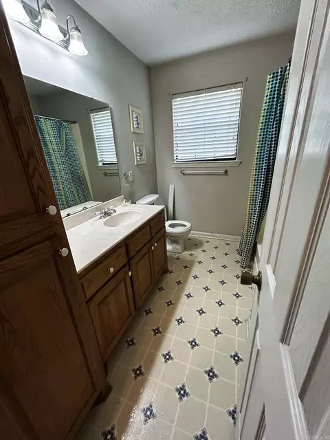 Bath - 660 Ford Dr, Malvern, AR 72104 photo 1 of 3