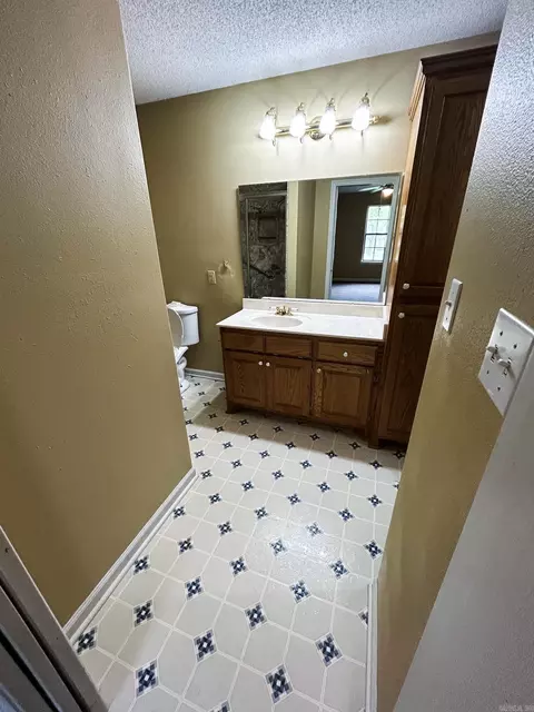 Bath - 660 Ford Dr, Malvern, AR 72104 photo 3 of 3