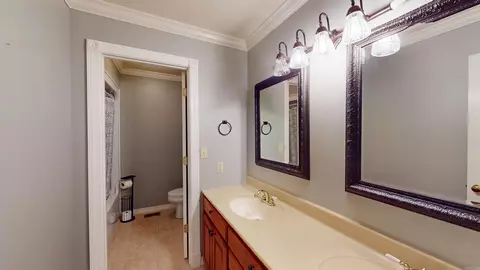 Bath - 105 Long Meadow Dr, De Queen, AR 71832 photo 3 of 4