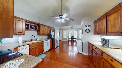 Entry Way - 105 Long Meadow Dr, De Queen, AR 71832 photo 2 of 3